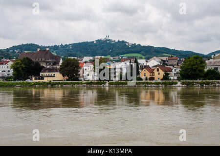 Una vista sulla sponda sinistra del Danubio a Linz vicino Nibelungenbrucke Foto Stock