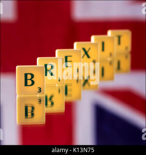 Tutti i soggetti preferiti, Brexit! Lettere di Scrabble sorgeva su uno specchio con una Unione Jack appesa sulla parete dietro. Strobist: monolight con un 7' ri Foto Stock