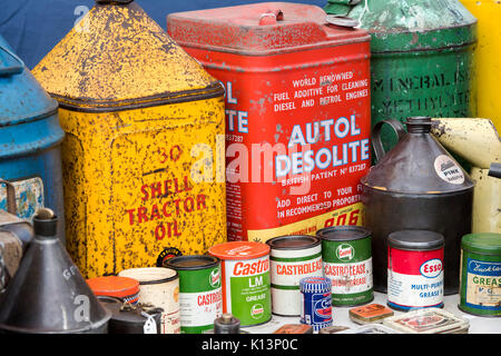 In vecchio stile inglese motoring olio e grasso può automobilia su uno stallo ad un vintage retrò festival. Regno Unito Foto Stock