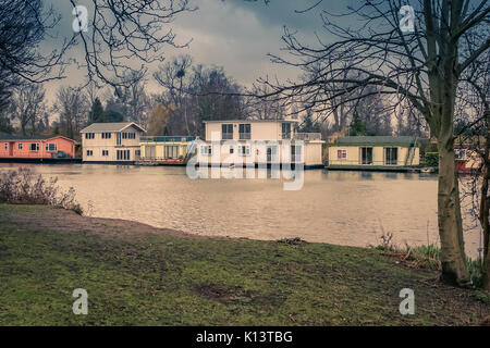 Case sul fiume Tamigi a Hampton, Regno Unito Foto Stock