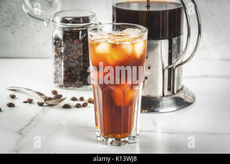 Drink alla moda. Birra fredda caffè ghiacciato su marmo bianco tavola. spazio copia Foto Stock