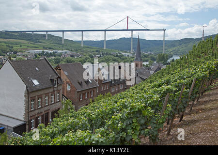 Uerzig con il Hochmoselbruecke incompiuta (alto ponte della Mosella), della Mosella, Renania-Palatinato, Germania Foto Stock