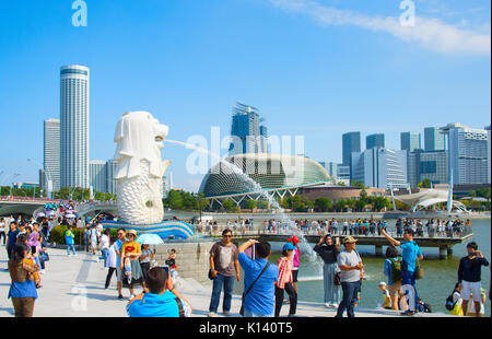 SINGAPORE - Jan 15, 2017: turistica prendendo le foto di fronte a Singapore Merlion fontana. Fontana di Singapore deve essere considerato come un simbolo di Singapore. Foto Stock