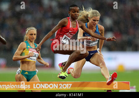 Genevieve LACAZE (Australia), Emma COBURN (Stati Uniti d'America), Winfred Mutile YAVI (Bahrain) concorrenti in donne 3000m Siepi 3 di calore al 2017, IAAF Campionati del Mondo, Queen Elizabeth Olympic Park, Stratford, Londra, Regno Unito. Foto Stock