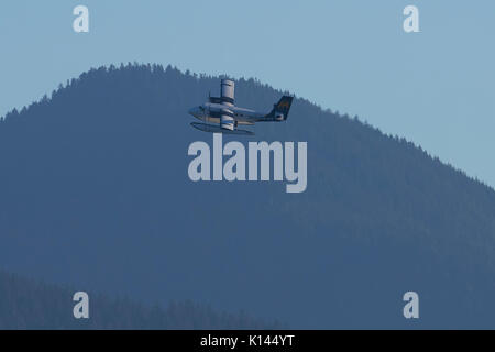 Porto aria idrovolanti de Havilland canada twin otter idrovolanti banking su un forrest in British Columbia, Canada. Foto Stock