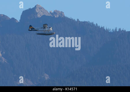 Porto Vintage aria idrovolanti, de Havilland Canada Beaver idrovolanti volando sopra la British Columbia, Canada. Foto Stock