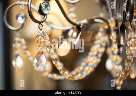 Close up di un vintage lampadario di cristallo Foto Stock