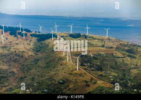 Panorama: Vista aerea panoramica grandangolare del paesaggio sulla Masai Mara, Kenya con generatori di energia eolica sulla collina Foto Stock