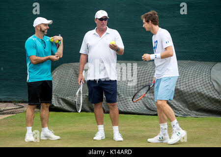 Andy Murray di GB con i suoi allenatori Ivan Lendl e Jamie Delgado a campionati di Wimbledon 2017 Foto Stock