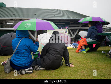 Tifosi guardare il grande schermo da Henman Hill nella pioggia a campionati di Wimbledon 2017 Foto Stock