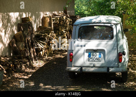 Renault 4 L auto autista guida su un drive di una casa in Conjux, dipartimento della Savoia, vicino le Alpi francesi in Francia. (89). Foto Stock