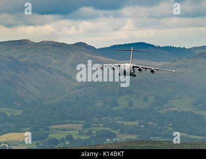 Il USAF C-17 23292 Globemaster dalla mobilità in aria il comando ha effettuato un primo aspetto e per il suo tipo di aeromobile in Mach Loop, Wales, Regno Unito (bassa battenti Ar Foto Stock