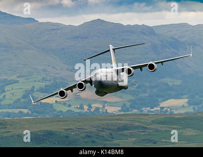 Il USAF C-17 23292 Globemaster dalla mobilità in aria il comando ha effettuato un primo aspetto e per il suo tipo di aeromobile in Mach Loop, Wales, Regno Unito (bassa battenti Ar Foto Stock