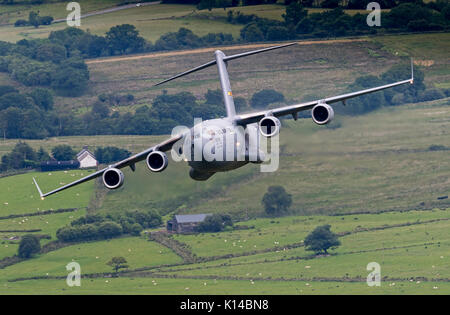 Il USAF C-17 23292 Globemaster dalla mobilità in aria il comando ha effettuato un primo aspetto e per il suo tipo di aeromobile in Mach Loop, Wales, Regno Unito (bassa battenti Ar Foto Stock