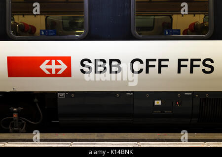 Treno logo azienda SBB CFF FFS su un carrello ferroviario a Ginevra, Svizzera. (89) Foto Stock