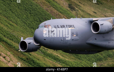 Il USAF C-17 23292 Globemaster dalla mobilità in aria il comando ha effettuato un primo aspetto e per il suo tipo di aeromobile in Mach Loop, Wales, Regno Unito (bassa battenti Ar Foto Stock