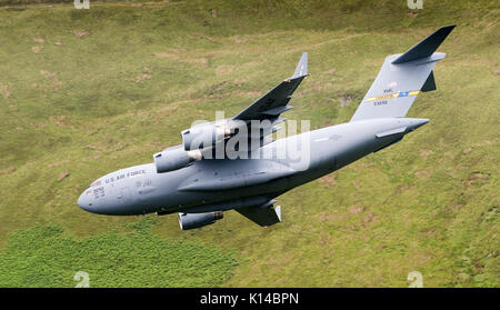 Il USAF C-17 23292 Globemaster dalla mobilità in aria il comando ha effettuato un primo aspetto e per il suo tipo di aeromobile in Mach Loop, Wales, Regno Unito (bassa battenti Ar Foto Stock