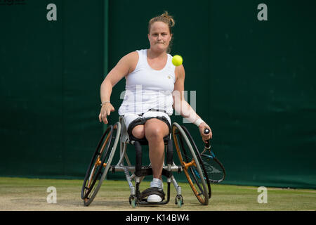 Tennis in carrozzina player Aniek Van Koot dei Paesi Bassi all'Ladies' carrozzella Singles - campionati di Wimbledon 2017 Foto Stock