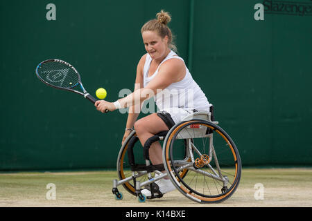 Tennis in carrozzina player Aniek Van Koot dei Paesi Bassi all'Ladies' carrozzella Singles - campionati di Wimbledon 2017 Foto Stock