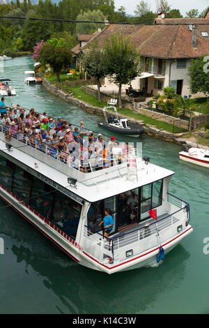 Turismo viaggio di piacere barca ' La Savoyard ' navigando lungo il Canal de Savières canal nel Sud Est della Francia (si unisce il Lac du Bourget a R Rhône. Francia Foto Stock