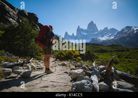 Donna che guarda Fitz Roy Foto Stock