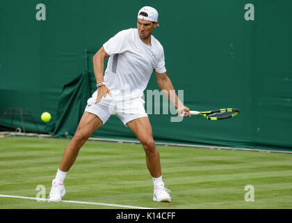 Rafa Nadal di Spagna durante la pratica presso i campionati di Wimbledon 2017 Foto Stock