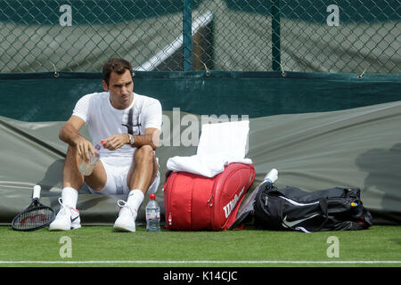 Roger Federer durante la pratica presso i campionati di Wimbledon 2017 Foto Stock