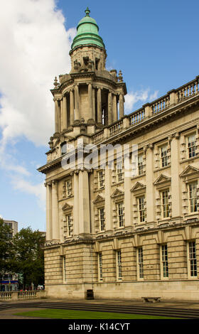 L'angolo nord-est dell'imponente Municipio di Belfast con la sua alta torre e parapetti Foto Stock