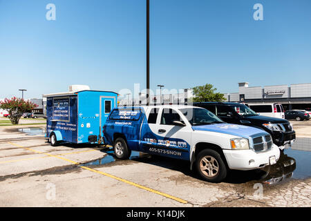 Un Sno cone il rimorchio è agganciato a un'automobile, pubblicità Sno coni,chiamato EskimoSno. Parcheggiato in un parcheggio in Norman, Oklahoma, Stati Uniti d'America. Foto Stock