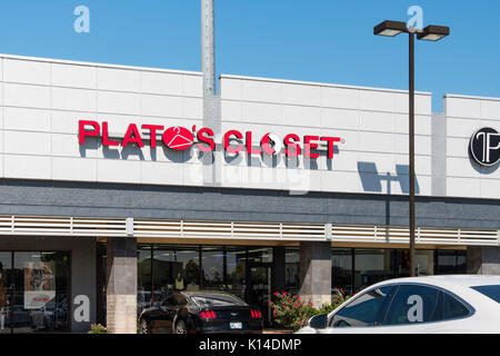 Plato's Closet acquista e vende dolcemente di indumenti usati per ragazzi e venti-qualcosa di ragazzi e ragazze. Storefront esterna, Norman, Oklahoma, Stati Uniti d'America. Foto Stock