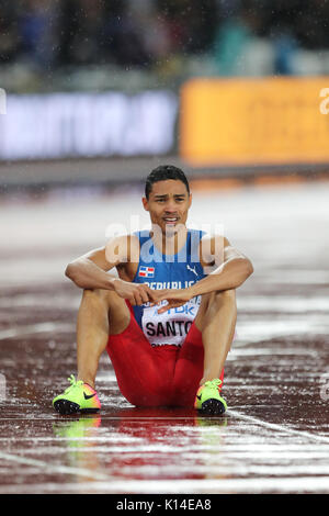 Juander SANTOS (Repubblica Dominicana) esaurito dopo la concorrenza gli Uomini 400m Ostacoli Finale al 2017, IAAF Campionati del Mondo, Queen Elizabeth Olympic Park, Stratford, Londra, Regno Unito. Foto Stock