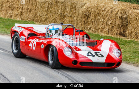 1966 Lola-Chevrolet T70 Spyder Can-Am racer con autista Mike Whitaker al 2017 Goodwood Festival of Speed, Sussex, Regno Unito. Foto Stock