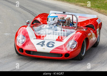 1966 Lola-Chevrolet T70 Spyder Can-Am racer con autista Mike Whitaker al 2017 Goodwood Festival of Speed, Sussex, Regno Unito. Foto Stock