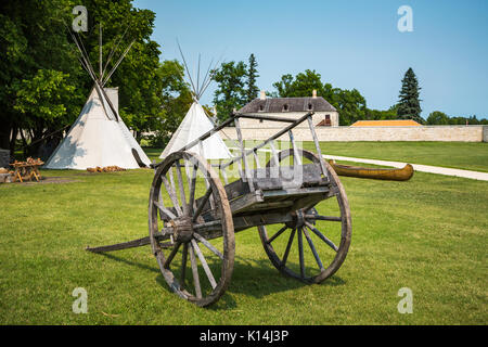 Teepees aborigeni in basso a Fort Garry National Historic Site sul Fiume Rosso, Manitoba, Canada. Foto Stock