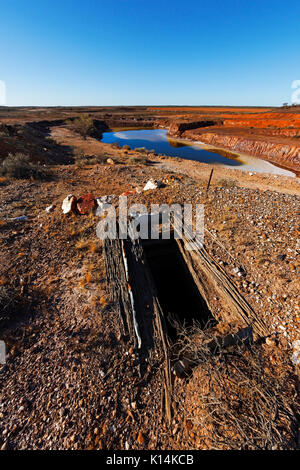 Abbandonato il mio albero con taglio aperto miniera d'oro che ha riempito con acqua nel tempo, Meekathara, Murchison, Australia occidentale Foto Stock