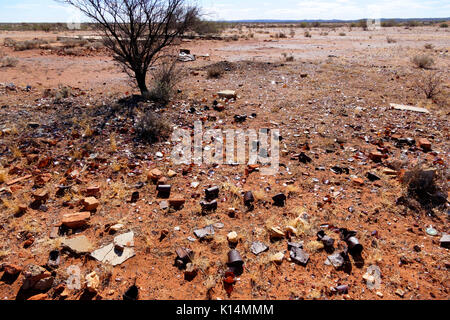 Le lattine di bottiglie di vetro Rifiuti Rifiuti, in Australian Goldfields paesaggio, Meekathara, Murchison, Australia occidentale Foto Stock