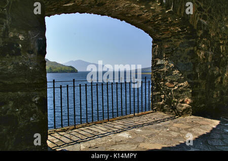 Vista del mare dal muro di castello di Eilean Donan Castle, Scozia Foto Stock
