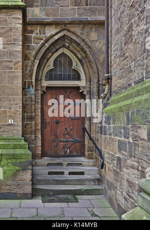 Antica porta di legno con archway e gradini Foto Stock