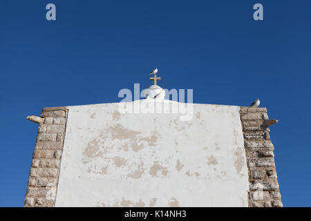 Sagres Portogallo: Chiesa di Nostra Signora della Grazia presso la fortezza di Sagres. La penisola di Sagres punto è vicino a la maggior parte sudoccidentale punto in Portogallo Foto Stock