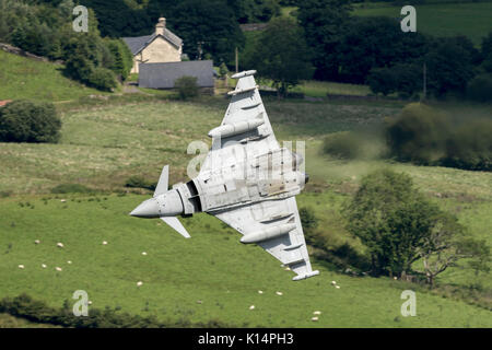 RAF Typhoon FGR4, conducendo a basso livello la formazione di volo in Snowdonia, Galles. Il Mach Loop, LFA7, Bassa Area battenti 7, Foto Stock
