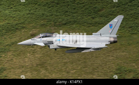 RAF Typhoon FGR4, conducendo a basso livello la formazione di volo in Snowdonia, Galles. Il Mach Loop, LFA7, Bassa Area battenti 7, Foto Stock