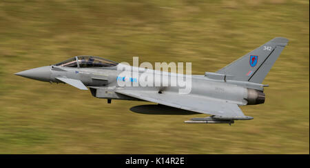 RAF Typhoon FGR4, conducendo a basso livello la formazione di volo in Snowdonia, Galles. Il Mach Loop, LFA7, Bassa Area battenti 7, Foto Stock