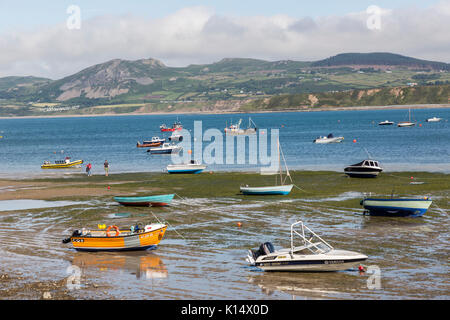Barche sulla spiaggia con la bassa marea, Porthdinllaen, Lleyn Peninsula, Wales, Regno Unito Foto Stock