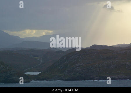 Montagne e lago con cielo nuvoloso e sunray rottura attraverso le nuvole Foto Stock