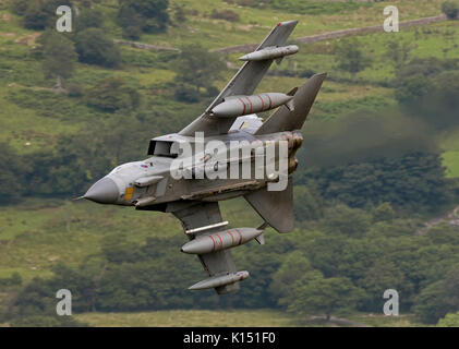 RAF Tornado GR4 su un livello basso battenti sortie in Mach Loop LFA7 Foto Stock