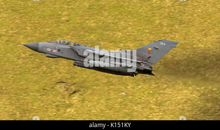 RAF Tornado GR4 su un livello basso battenti sortie in Mach Loop LFA7 Foto Stock