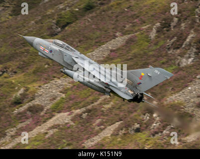 RAF Tornado GR4 su un livello basso battenti sortie in Mach Loop LFA7 Foto Stock