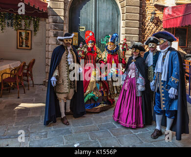 Venezia,Italia- Febbraio 18, 2012: gruppo di persone dissimulata indossando vari costumi e maschere durante il Carnevale di Venezia. Foto Stock