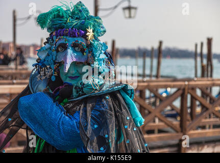 Venezia,Italia- Febbraio 18, 2012: una persona che indossa un complesso e interessante travestimento veneziano durante i giorni di carnevale. Foto Stock