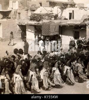 Il Kachina danza per la pioggia-dio, Hopi villaggio indiano, Shonghopavi, Arizona, 1875. Foto Stock